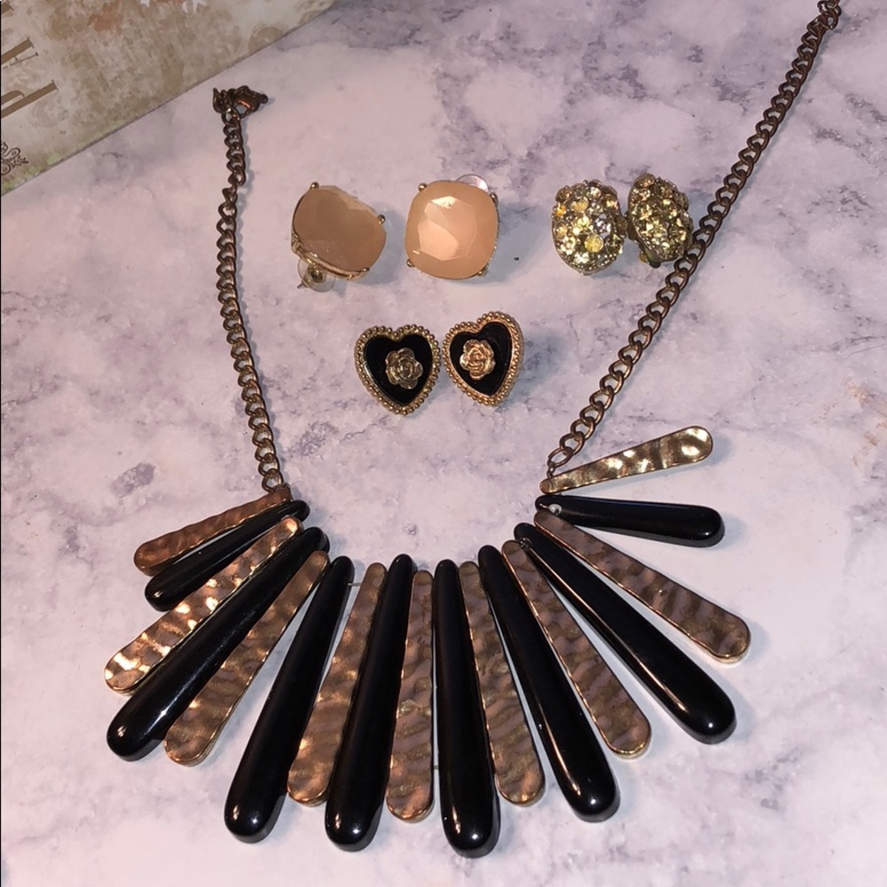 A jewelry set